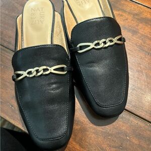 Black slides Suzette 8 with decorative chain.